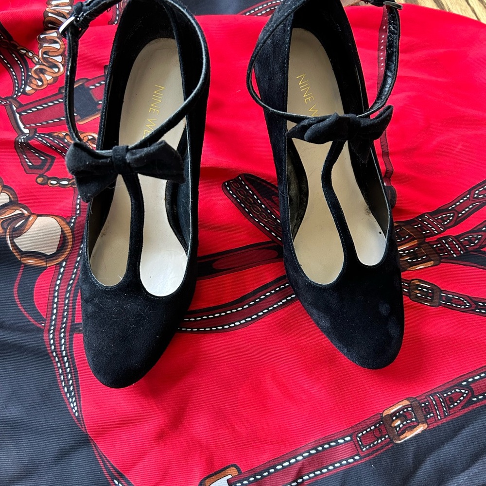 Nine West Black Heels in suede with Bow Accent “T” strap